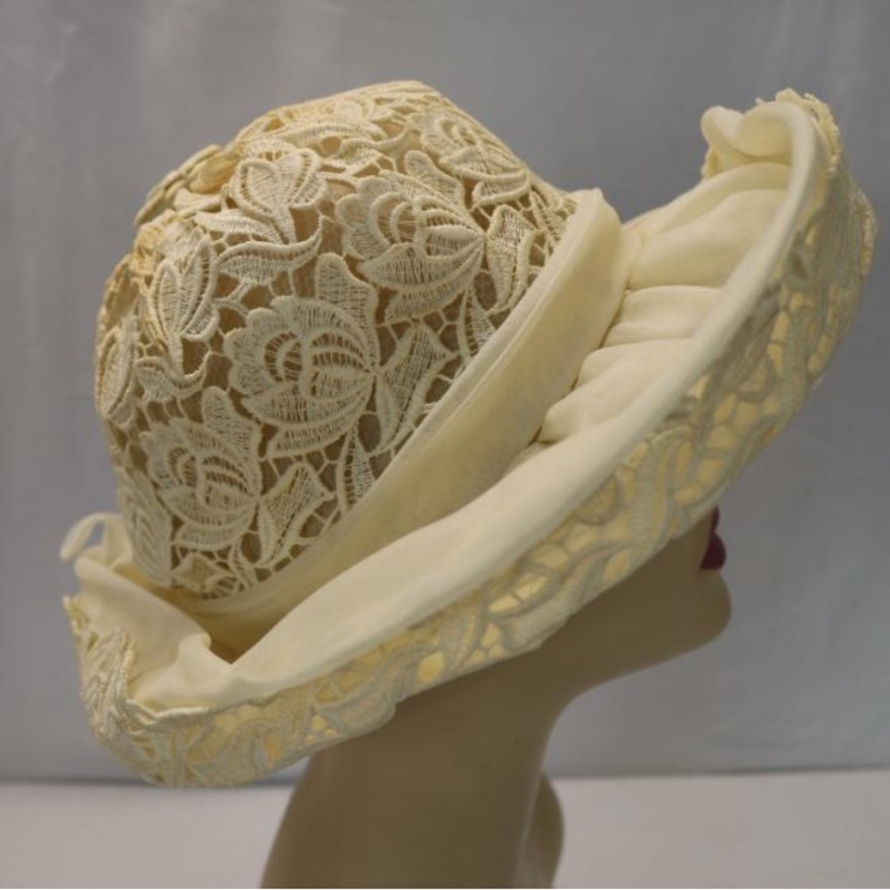 Vintage 1960's NWT Christian Cream Lace Bumper Style Hat bow has flaw - Picture 14 of 14